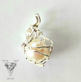ZAWIESZKA ARTYSTYCZNA PERŁA W SREBRNYM UŚCISKU VIVA JEWELRY & ART