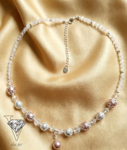 ELEGANCKI NASZYJNIK Z PEREŁ I SREBRA Z KRYSZTAŁEM GÓRSKIM