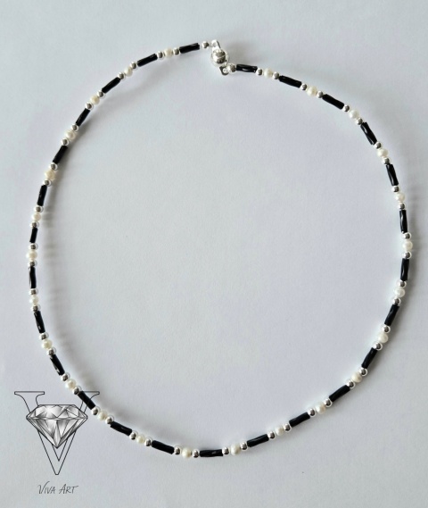 UROCZY NASZYJNIK Z PEREŁ I SREBRA Z ZAPIĘCIEM MAGNETYCZNYM OD VIVA jEWELRY & ART