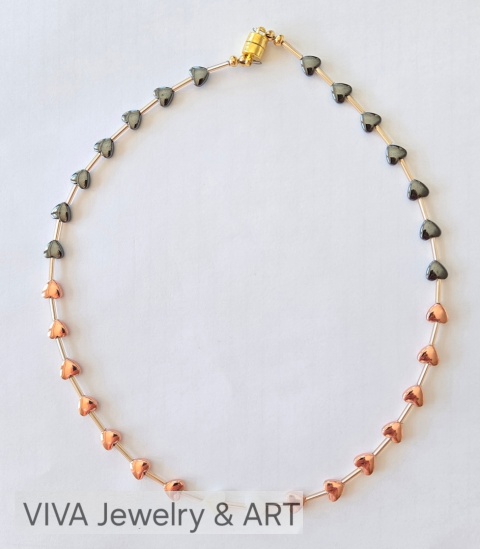 NASZYJNIK ,,MELODIA SERC" Z HEMATYTÓW W KSZTAŁCIE SERC