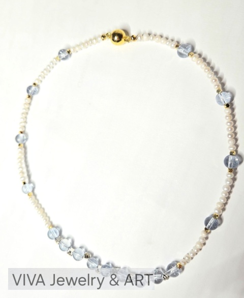 NASZYJNIK ,,PERŁOWA OBIETNICA" Z TOPAZU, PEREŁ I SREBRA POZŁACANEGO 18 - KARATOWYM ZŁOTEM