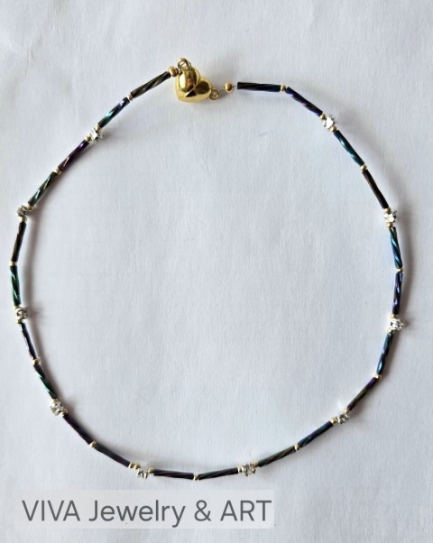 NASZYJNIK ,,CHWILO TRWAJ" Z CYRKONII ZE SREBREM I SZKLANYMI PRZEKŁADKAMI POZŁACANYMI 18 - KARATOWYM ZŁOTEM